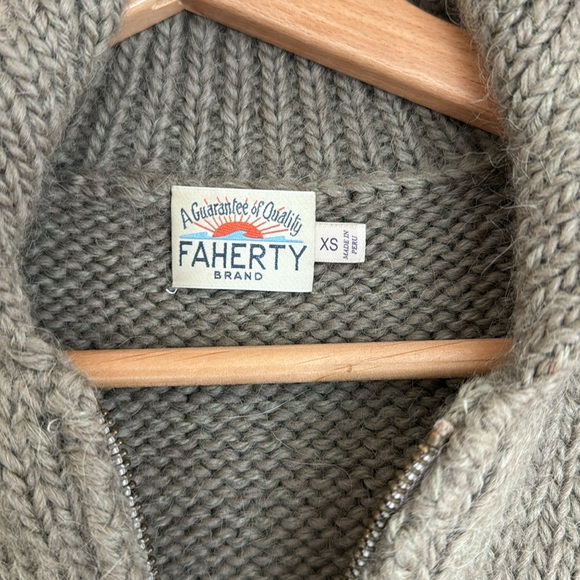 Faherty Sweater! ❄️ - Picture 2 of 7